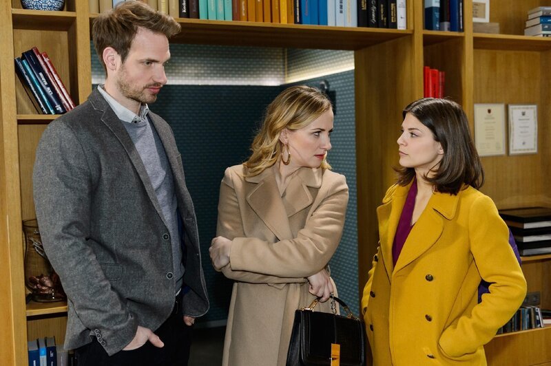 Der nahe Moment zwischen Pauline (Maike Johanna Reuter, r.) und Damian (Christian Feist) wird von Isabelle (Ania Niedieck) gestört. – Bild: RTL /​ Willi Weber