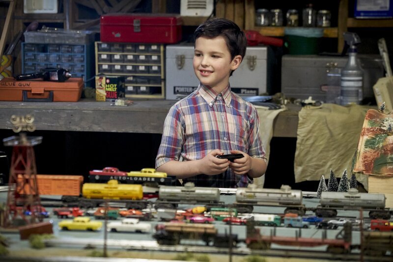 Während andere Kinder den Sommer draußen verbringen und Abenteuer erleben wollen, hat Sheldon (Iain Armitage) ganz andere Vorstellungen von einer schönen Freizeitbeschäftigung … – Bild: Warner Bros.