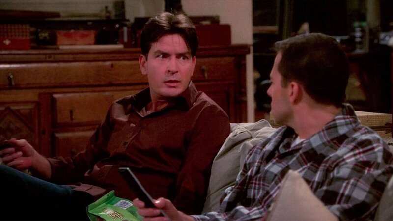 Charlie (Charlie Sheen, l.), Alan (Jon Cryer, r.) – Bild: Warner Brothers