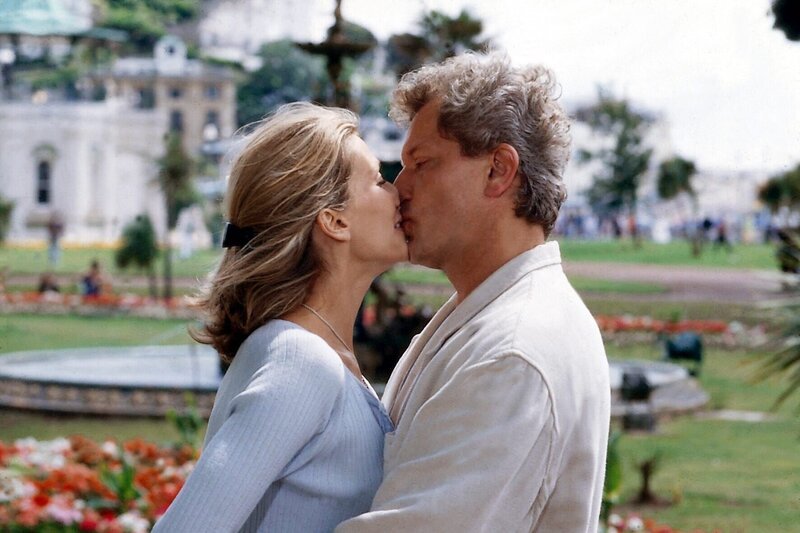Charlotte (Ursula Karven) hat sich unsterblich in den Witwer Gerald Bradley (Miroslav Nemec) verliebt. – Bild: ORF/​ZDF