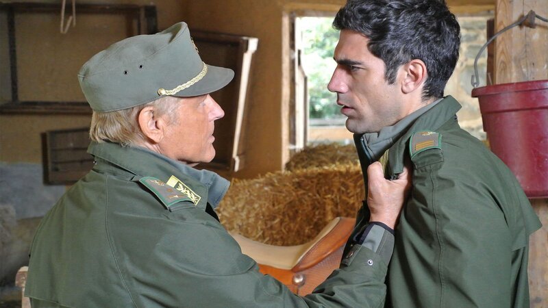 Pietro will Tommaso vor einer Dummheit bewahren (von li nach re: Terence Hill, Tommaso Ramenghi). – Bild: Lux Vide s.p.a. Beta Film GmbH