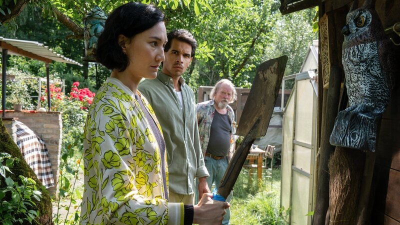 Pauline Hobrecht (Agnes Decker) und Samir Amari (Skandar Amini, M.) schauen sich den Garten von Wolfgang Gerster (Paul Faßnacht, r.) genauer an und finden dabei die Tatwaffe. – Bild: ZDF und Fotografin: Britta Krehl