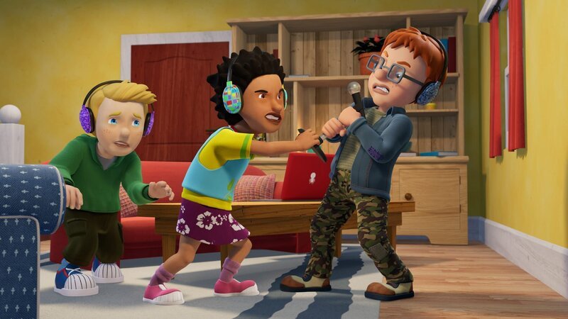 James, Mandy und Norman streiten sich um das Mikrofon. – Bild: KiKA/​Prism Art & Design Limited