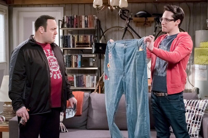 Kevin Gable (Kevin James, l.), Chale Witt (Ryan Cartwright) – Bild: RTL /​ © 2016 Sony Pictures Television Inc. and CBS Studios Inc. All Rights Reserved.