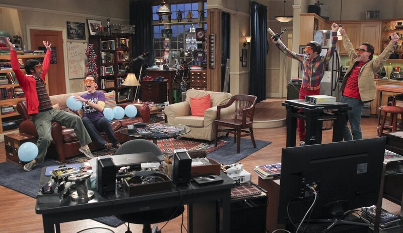 Männerabend: Howard (Simon Helberg, 2.v.r.), Sheldon (Jim Parsons, 2.v.l.), Leonard (Johnny Galecki, r.) und Raj (Kunal Nayyar, l.) … – Bild: © Warner Bros. Television