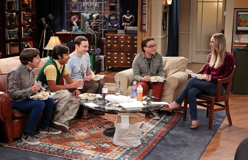 Die Vorbereitungen für den großen Star Wars-Tag sind im vollen Gange: Howard (Simon Helberg, l.), Sheldon (Jim Parsons, M.), Leonard (Johnny Galecki, 2.v.r.), Penny (Kaley Cuoco, r.) und Raj (Kunal Nayyar, 2.v.l.) … – Bild: © Warner Brothers