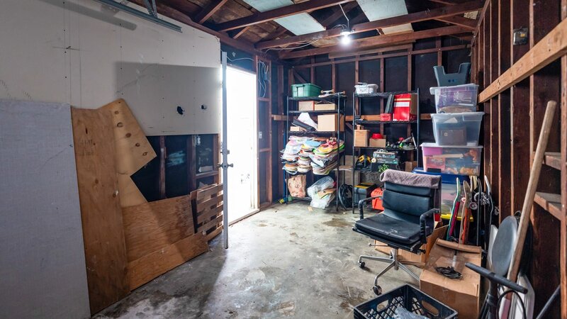 The detached garage prior to renovations by Tony Hawk, as seen on Celebrity IOU. – Bild: Warner Bros. Discovery, Inc. or its subsidiaries and affiliates