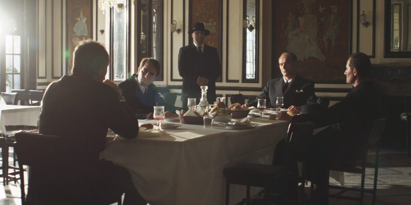 Szene aus der Zusammenkunft des National Crime Syndicate: Mafioso Bugsy Siegel, der in Las Vegas mit seinem nagelneuen Luxus-Hotel „Flamingo“ Verlust macht, wird beschuldigt, Gelder zu veruntreuen. Wenig später ist er tot. – Bild: ZDF/​Torbjörn Karvang