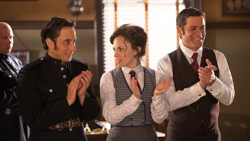 L-R: George Crabtree (Jonny Harris), Julia Ogden (Helene Joy), William Murdoch (Yannick Bisson). – Bild: AXN White