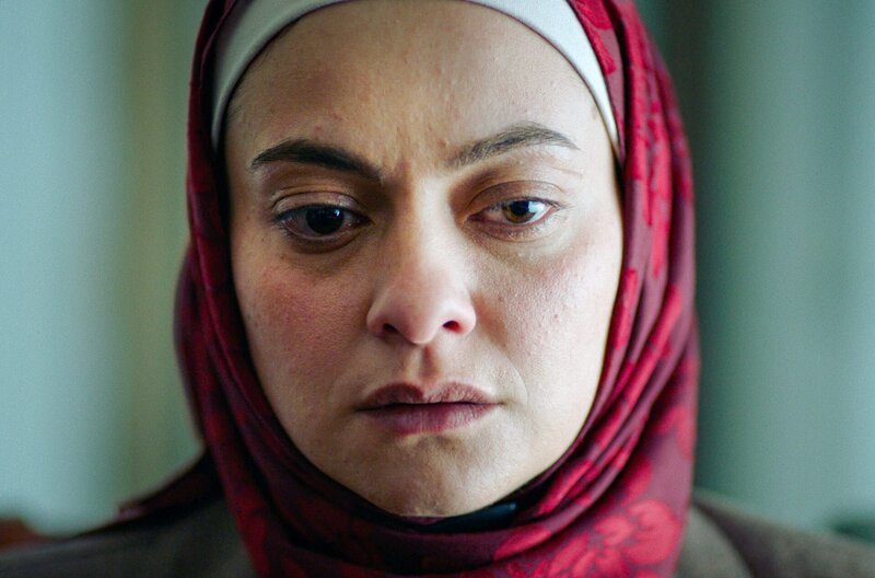 Amal (Shaden Kanboura) sieht keine Hoffnung mehr für eine gemeinsame Zukunft mit ihrem Mann und lässt sich von Issam scheiden. – Bild: ZDF/​Arte/​Abot Hameiri/​Tobias Hochstein