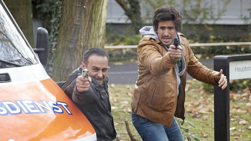 Als Semir (Erdogan Atalay, l.) und Ben (Tom Beck) mit Melanie die Klinik verlassen, kommt es zu einem Überfall – doch was wollen die Gangster von der jungen Frau? – Bild: MG RTL D /​ Guido Engels