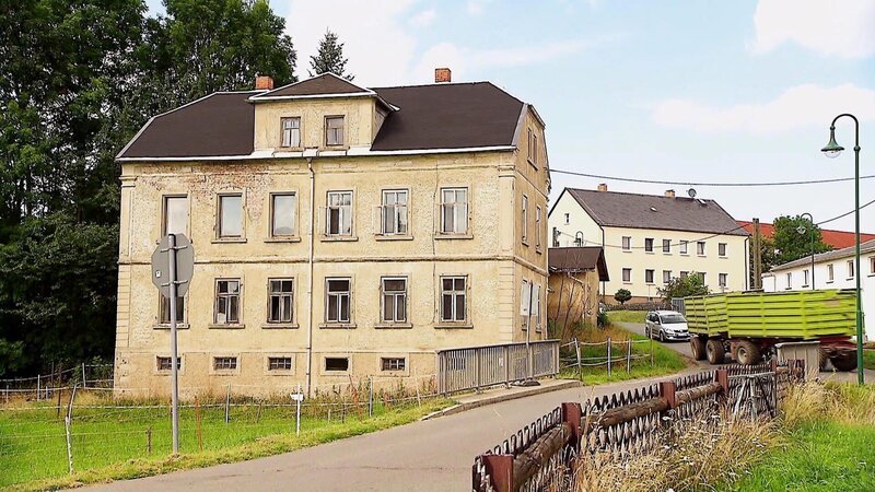 Angela (re.) und Boris (li.) haben für nur einen Euro ein ehemaliges Schwesternwohnheim mit 600 Quadratmetern Wohnfläche erstanden. Leider ist das Schnäppchenhaus eine Ruine. – Bild: RTL II