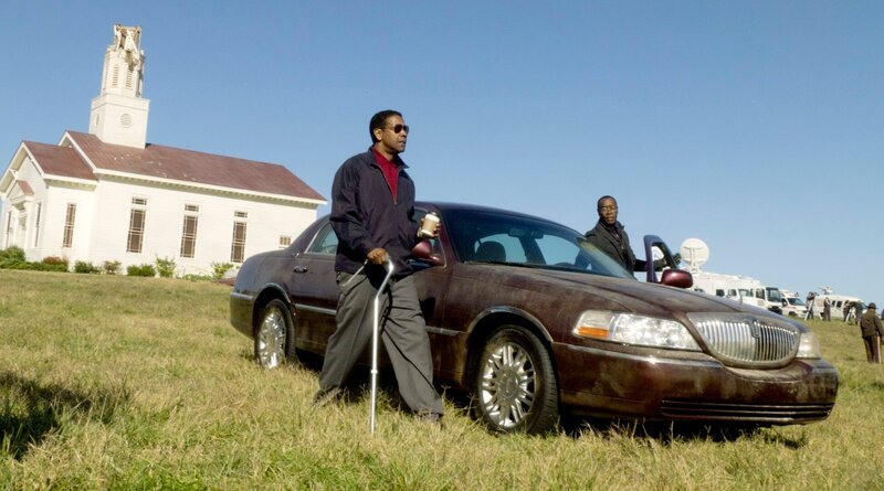 Whip (Denzel Washington, li.) und sein Anwalt Hugh Lang (Don Cheadle) inspizieren die Absturzstelle. – Bild: RBB/Studiocanal GmbH Whip (Denzel Washington, li.) und sein Anwalt Hugh Lang (Don Cheadle) inspizieren die Absturzstelle. – Bild: RBB/Studiocanal GmbH