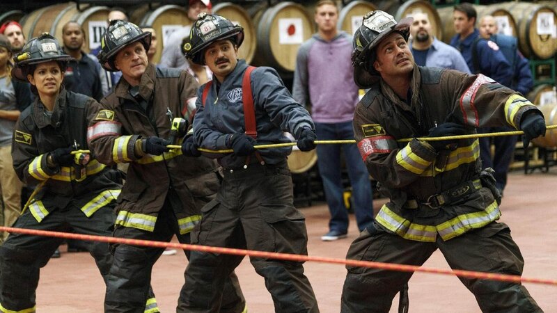 Stella Kidd, Capp, Brian „Otis“ Zvonecek und Kelly Severide – Bild: TVNOW /​ Parrish Lewis /​ NBC