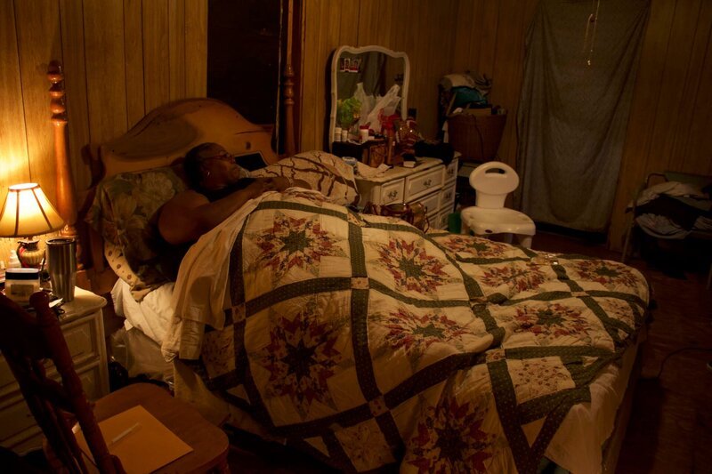 Lisa is laying in bed at home. – Bild: Discovery Communications