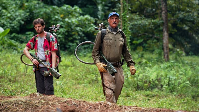 When a nature preserve in the Solomon Islands is infiltrated by Graboids, Ass Blasters, and Shriekers, two of the preserve’s top scientists recruit Burt Gummer, monster hunter extraordinaire, to eradicate the infestation. While there, Burt picks up a potential new protege and encounters lost love. – Bild: PLURIMEDIA (NBC Universal)