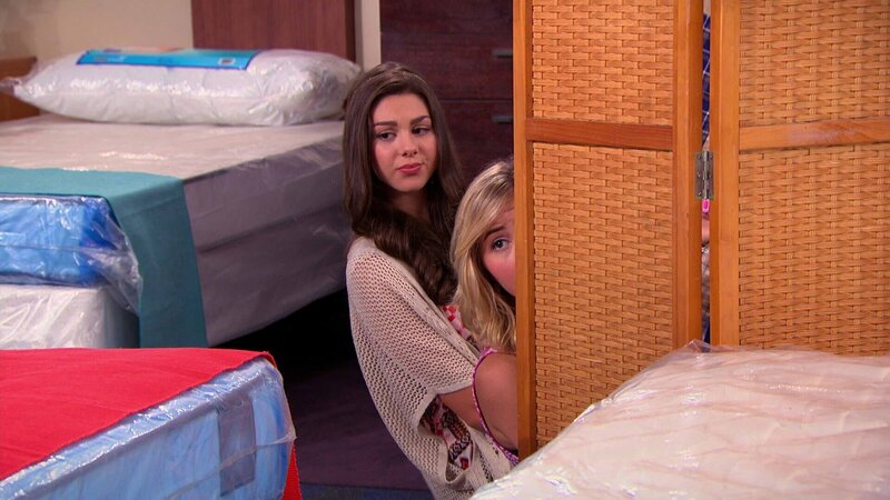 Phoebe Thunderman (Kira Kosarin, l.) – Bild: ViacomCBS