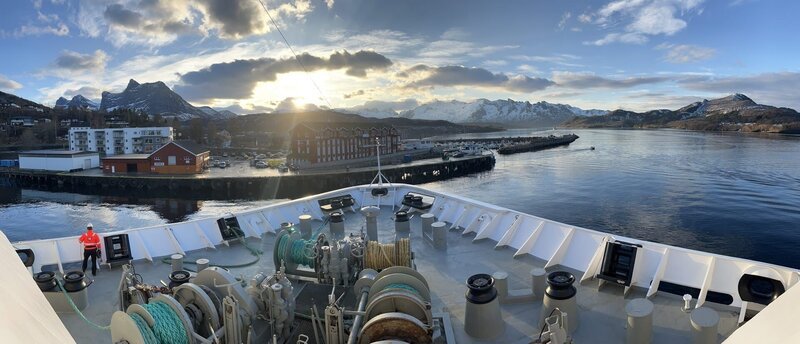 Die Hurtigruten-Schiffe haben nicht nur Touristen an Bord, sondern transportieren auch Post, Autos und Waren die norwegische Küste entlang. Dementsprechend oft wird angelegt. – Bild: ZDF und Marie Koytek