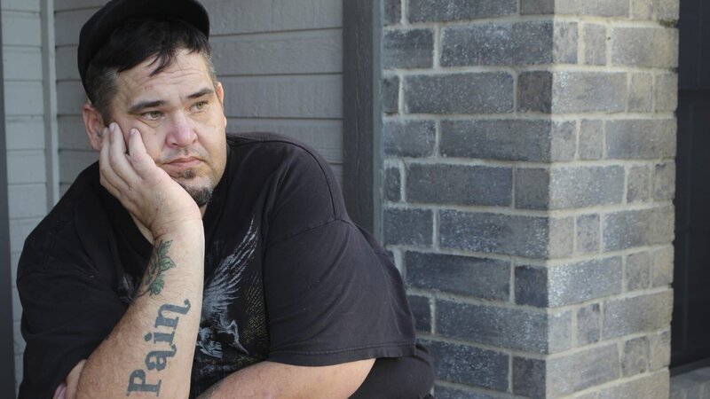 David sits on his front porch. – Bild: TLC