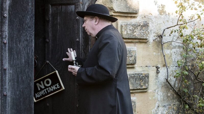 Father Brown (Mark Williams) will Rubys Mörder finden, auch wenn er dafür Grenzen überschreiten muss. Bei seiner Suche stößt er jedoch auf ein weiteres Geheimnis. – Bild: ZDF und Gary Moyes