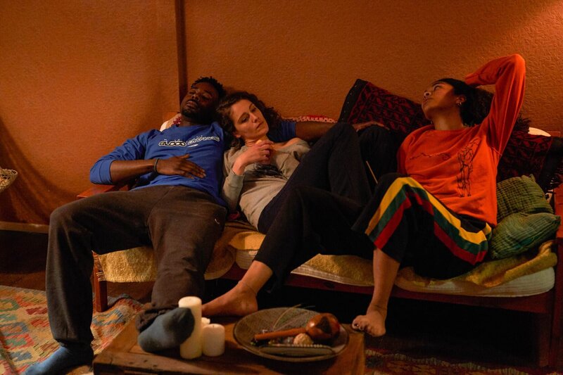 Nicht jeder versteht die Beziehung zwischen Kieran (Gary Carr, l.), Ray (Ariane Labed, M.) und Gemma (Thalissa Teixeira, r.). – Bild: House Productions