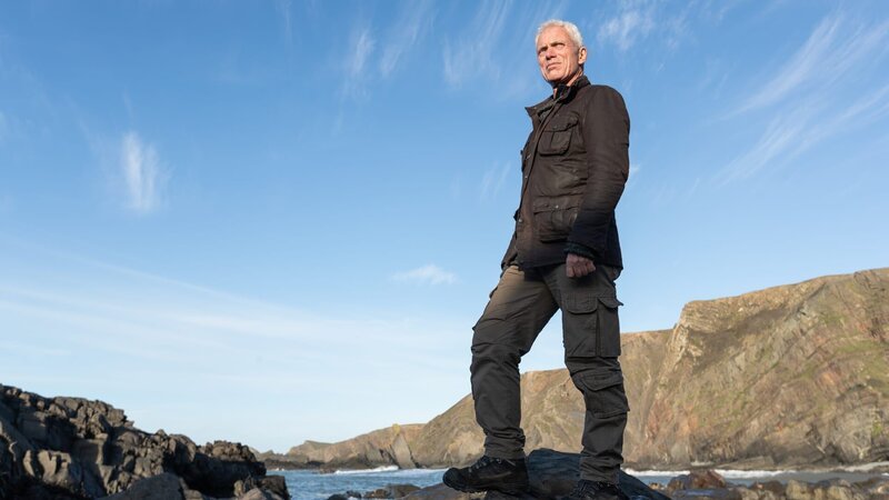 Extreme angler, Jeremy Wade atop rocky terrain, looking out over dramatic coastline. – Bild: Discovery Communications, LLC