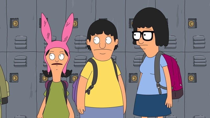 Während Bob als Hauswirtschaftslehrer bei Tina (r.) in der Klasse einspringt, nehmen Louise (l.) und Gene (M.) Jobs im Klassenzimmerrestaurant an, wodurch Linda im Burgerladen ganz auf sich allein gestellt ist … – Bild: 2013 Twentieth Century Fox Film Corporation. All rights reserved. Lizenzbild frei