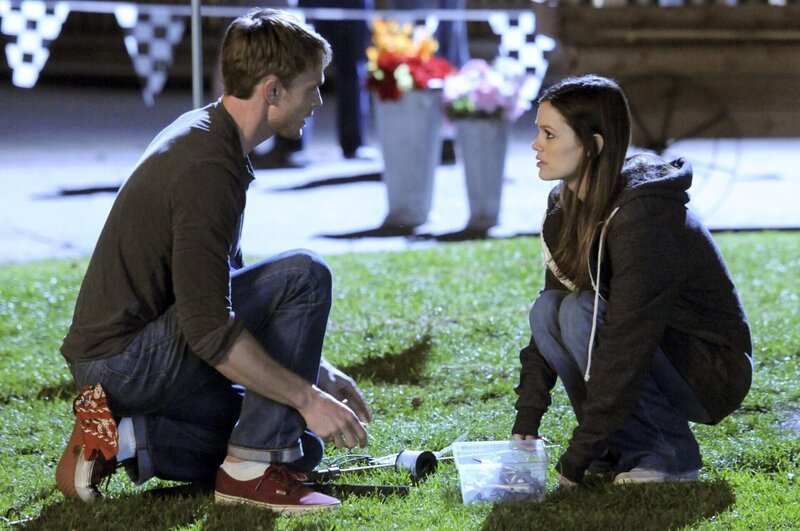 Der Wettkampf entwickelt sich anders als Wade (Wilson Bethel, l.) und Zoe (Rachel Bilson, r.) es sich gewünschtt hatten … – Bild: Warner Bros. Lizenzbild frei