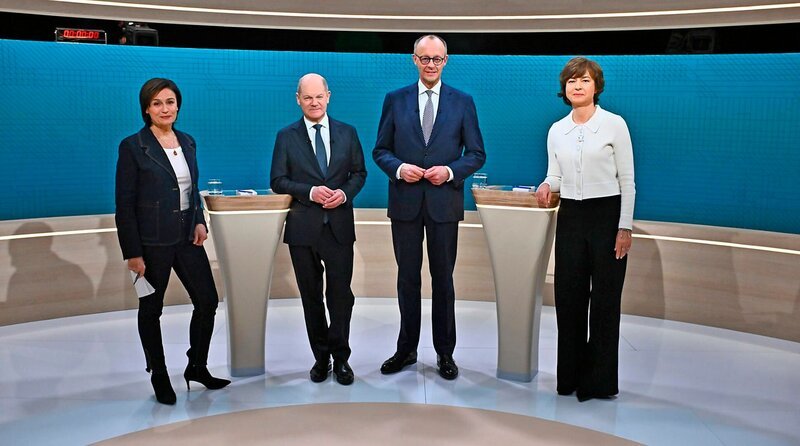 In 90 Minuten stellen sich beide Spitzenpolitiker den zentralen Fragen zur Zukunft Deutschlands und debattieren live zu den wesentlichen Themen des Bundestagswahlkampfs. Zuschauerinnen und Zuschauer können im Duell die von beiden vorgetragenen Positionen und Lösungsansätze direkt miteinander vergleichen. Moderiert wird die Sendung von Sandra Maischberger (ARD, im Bild links) und Maybrit Illner (ZDF, im Bild rechts). – Bild: ARD/​ZDF/​Claudius Pflug