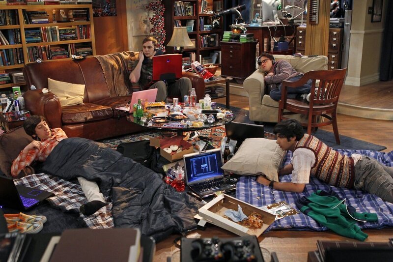 Ein ganz besonderes Wochenende: Sheldon (Jim Parsons, hinten l.), Raj (Kunal Nayyar, vorne r.), Leonard (Johnny Galecki, hinten r.) und Howard (Simon Helberg, vorne l.) … – Bild: HBOH
