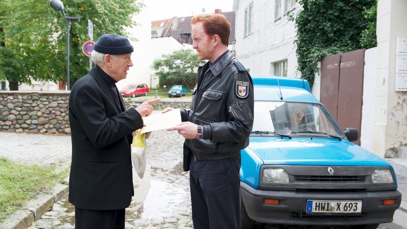 Plötzlich taucht Hansen Hansen (Thomas Neumann, l.) wieder auf und sucht Kontakt zu Polizist Kai Timmermann (Mathias Junge, r.). Angeblich hat er Informationen, die noch einmal eine entscheidende Wende in den Fall bringen. – Bild: ZDF und Marc Meyerbröker