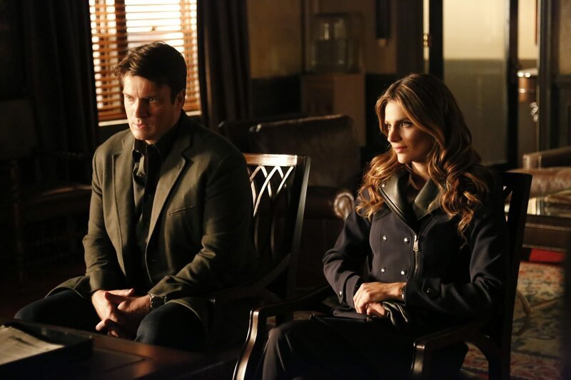L-R: Castle (Nathan Fillion) und Beckett (Stana Katic) stecken mitten in den Hochzeitsvorbereitungen, als ein Mord geschieht: Ein Börsenhändler liegt tot in seiner Wohnung … – Bild: 2013 American Broadcasting Companies, Inc. All rights reserved. Lizenzbild frei