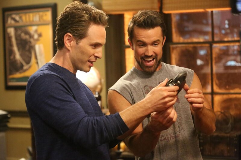 Dennis Reynolds (Glenn Howerton, l.); Mac (Rob McElhenney, r.) – Bild: FX Productions, LLC