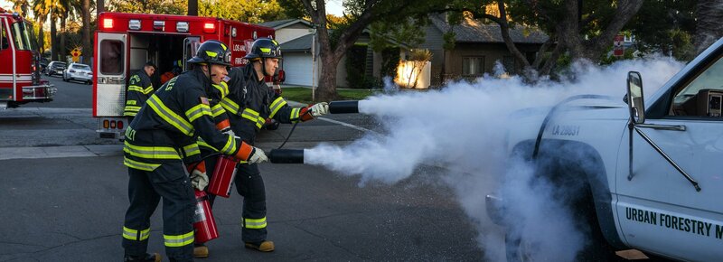 L-R: Evan ‚Buck‘ Buckley (Oliver Stark) und Eddie Diaz (Ryan Guzman) – Bild: Twentieth Century Fox Film Corporation
