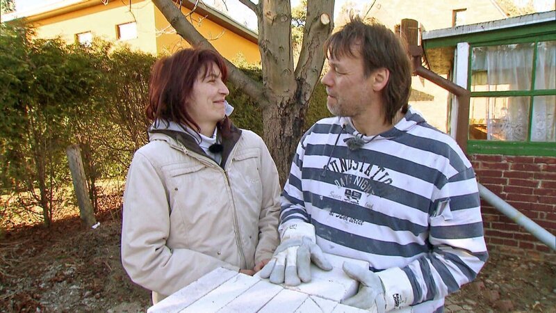 Gemeinsam mit ihren zwei Husky-Hunden wohnen Uwe (re.) und Yvonne (li.) in einer 45-Quadratmeter-Wohnung – das ist viel zu wenig Platz für vier Bewohner! Obwohl das Ehepaar über keinerlei Ersparnisse verfügt, finden sie nach monatelanger Suche das passende Objekt. – Bild: RTL II