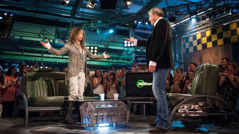 Steven Tyler (l.) und Jeremy Clarkson im Top Gear Studio. – Bild: TVNOW /​ BBC 2013