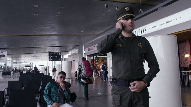 BOGOTA, COLOMBIA – Official speaks next to the detainee (photo credit: National Geographic/​Mario Lazcano) – Bild: Mario Lazcano /​ National Geographic/​Mario Lazcano /​ National Geographic