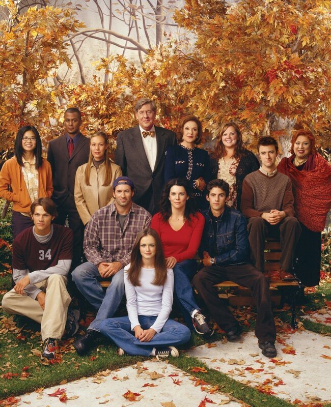 (5. Staffel) – Das Leben hält einige Höhen und Tiefen für Lane (Keiko Agena), Michel (Yanic Truesdale), Paris (Liza Weil), Richard (Edward Herrmann), Emily (Kelly Bishop), Sookie (Melissa McCarthy), Kirk (Sean Gunn), Miss Patty (Liz Torres) (vorne v.l.n.r.) Dean (Jared Padalecki), Luke (Scott Patterson), Rory (Alexis Bledel), Lorelai (Lauren Graham) und Jess (Milo Ventimiglia) bereit … – Bild: Warner Bros.