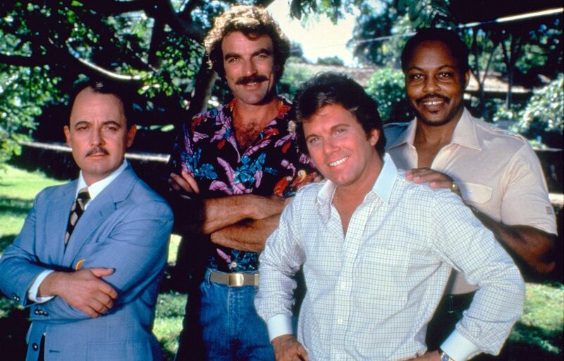 „Magnum“: Gruppenbild der Besetzung: John Hillerman als Higgins, Tom Selleck als Thomas Magnum, Larry Manetti als Orville „Rick“ Wright, Roger E. Mosley als TC – Bild: port.hu