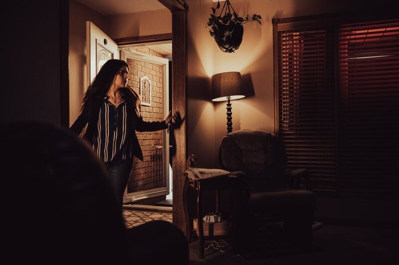 Drama-Rekonstruktion: Lucy Gonzalez Ramos kommt in der Wohnung von Maribel Ramos an. – Bild: Arrow International Media /​ Saloon Media