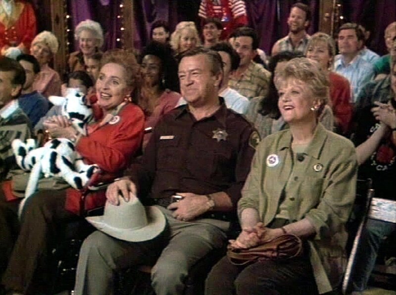 Mort Metzger (Ron Masak) und Jessica Fletcher (Angela Lansbury) amüsieren sich prächtig bei der Zirkusvorstellung. – Bild: RTLup