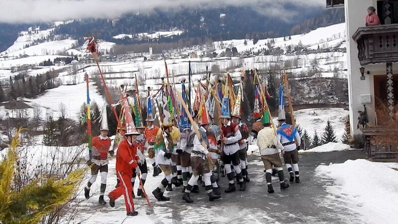  Faschingrenner Krakaudorf tanzen Kranzl. – Bild: ORF/​Wolfgang Niedermair