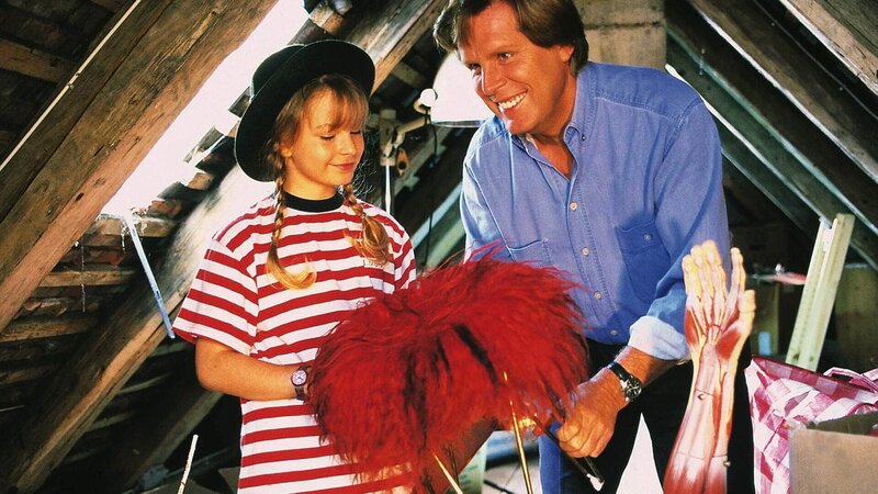 Stefan (Sigmar Solbach) zeigt der kleinen Iris (Jana Kilka) ihr zukünftiges Kinderzimmer – Bild: MG RTL /​ Elke Werner