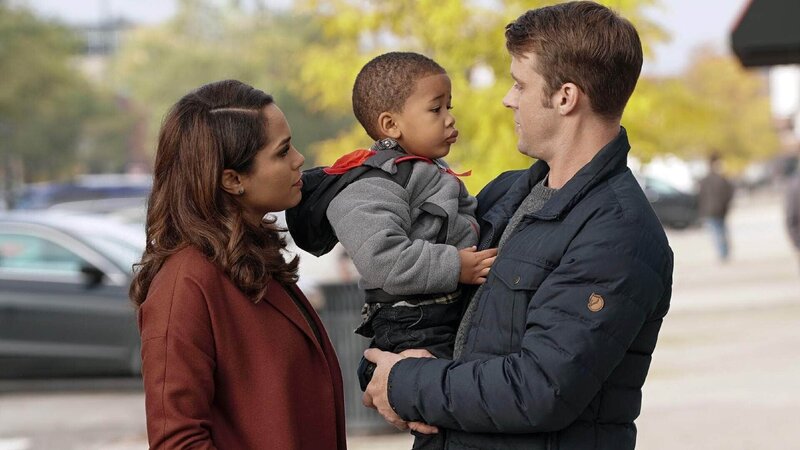 Gabriela Dawson (Monica Raymund), Louie (Aiden/​Austin Cohen, M.) und Matthew Casey (Jesse Spencer) – Bild: TVNOW /​ Elizabeth Morris /​ NBC