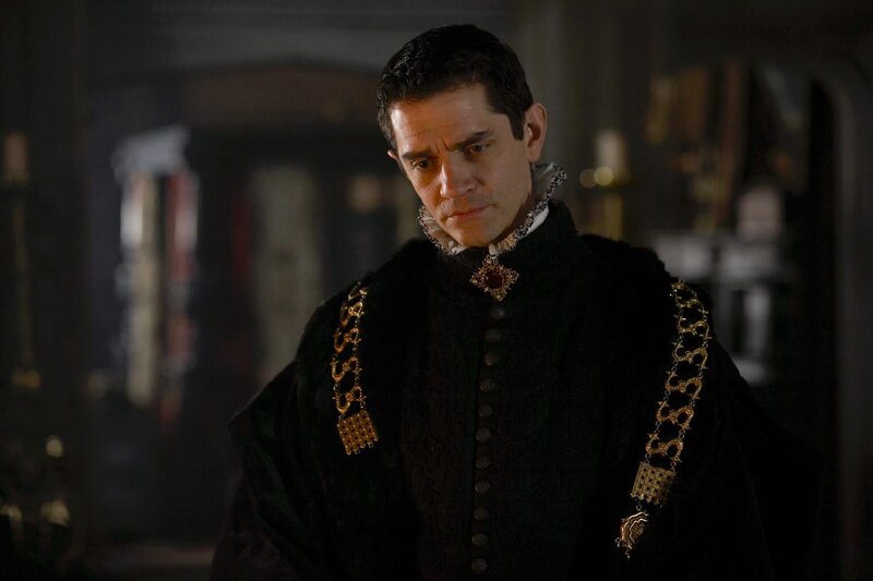 Der König auf Brautschau: Während Cromwell (James Frain) dabei protestantische Fürstenhäuser im Blick hat, will sich Henry nicht darauf festlegen lassen … – Bild: AXN White