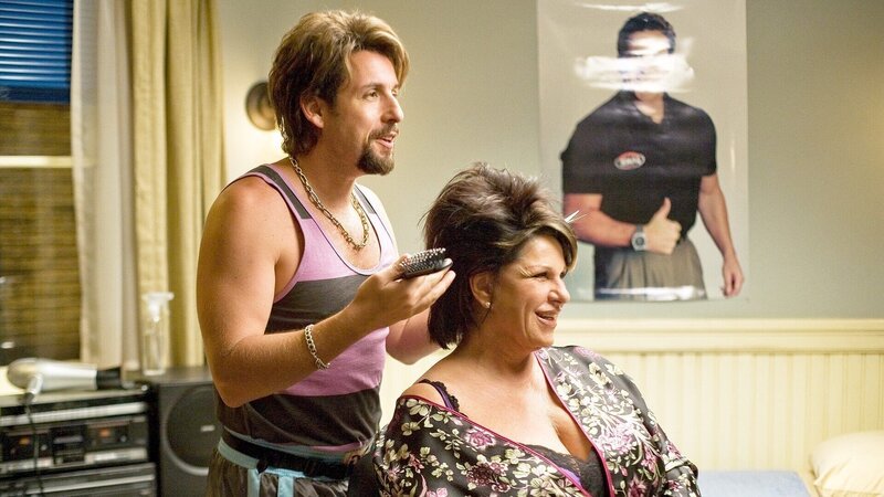 Zohan (Adam Sandler, left) frisiert Gail (Lainie Kazan) – Bild: Columbia Pictures Industries, Inc. Zohan (Adam Sandler, left) frisiert Gail (Lainie Kazan) – Bild: Columbia Pictures Industries, Inc.