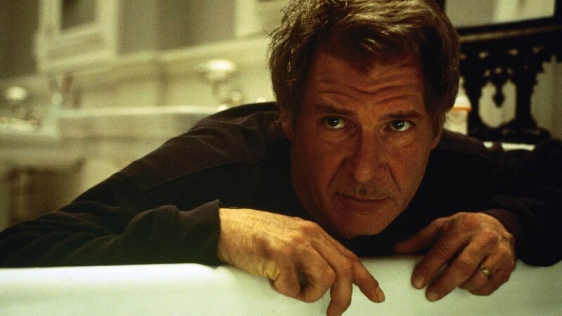 Findet Dr. Norman Spencer (Harrison Ford) heraus, woher die mysteriösen Geist-Erscheinungen stammen? – Bild: VOX Findet Dr. Norman Spencer (Harrison Ford) heraus, woher die mysteriösen Geist-Erscheinungen stammen? – Bild: VOX