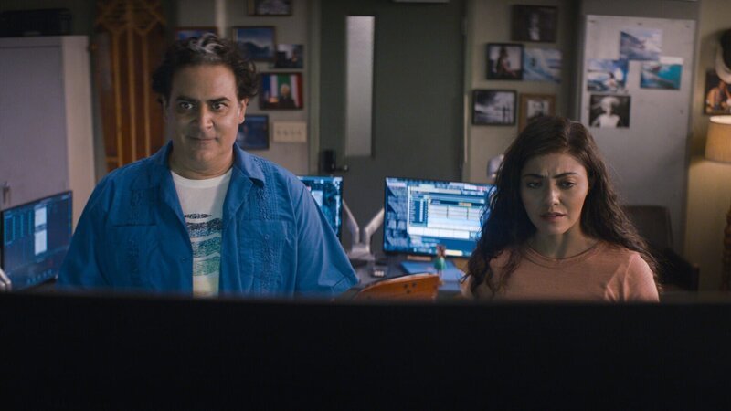 Ernie Malik (Jason Antoon, l.); Lucy Tara (Yasmine Al-Bustami, r.) – Bild: 2022 CBS Broadcasting, Inc. All Rights Reserved. Lizenzbild frei
