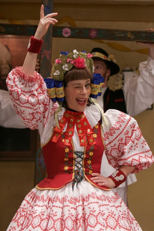 Während Lois (Jane Kaczmarek) sich im Folkloretanz in Zeug legt, nutzten Hal und Reese ihre Abwesenheit aus, um sich abends Horrorfilme rein zu ziehen … – Bild: ViacomCBS