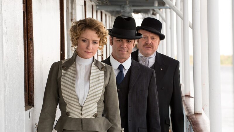 L-R: Julia Ogden (Helene Joy), William Murdoch (Yannick Bisson), Thomas Brackenreid (Thomas Craig) – Bild: AXN White